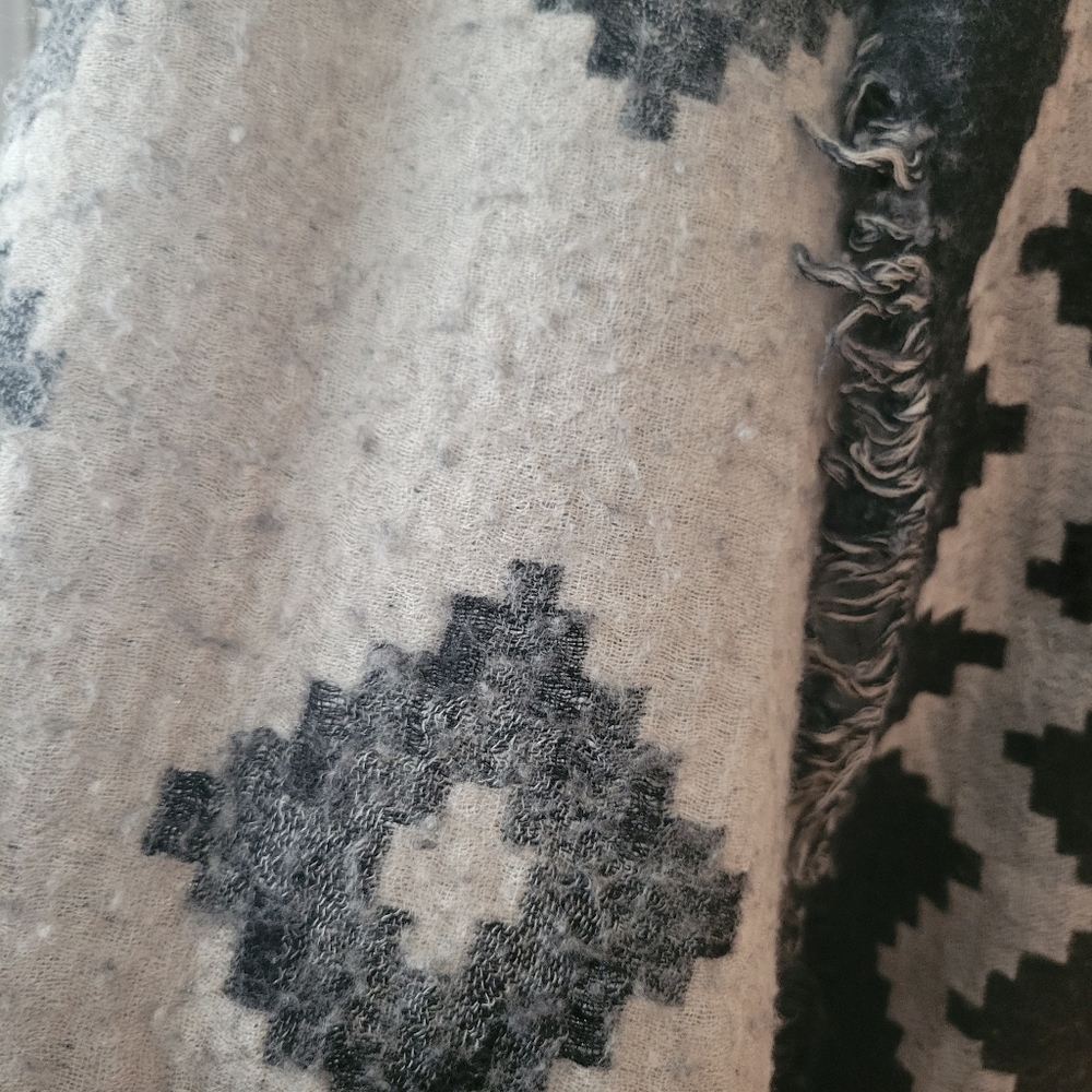 Aritzia Blanket Scarf - Picture 5 of 5
